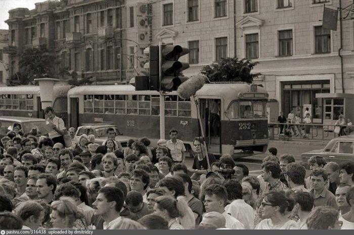 На центральной площади Владивостока, 1991 год. 