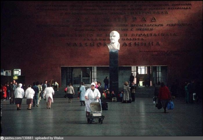 Последние деньки Ленина на Московском вокзале в Питере. В 1993 году его заменили на Петра I.