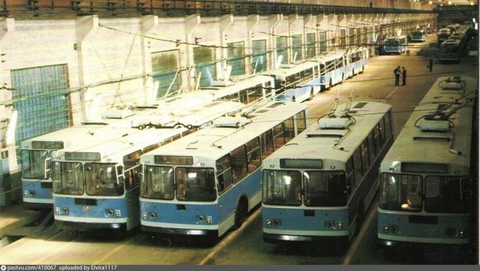 Несмотря на кризис начала 90-х, городской транспорт производился. Новенькие троллейбусы на Заводе им. Урицкого в Энгельсе. 