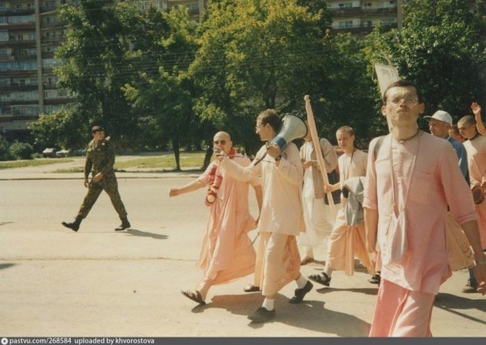 Тюменское общество Сознания Кришны. Во время визита Прабхавишну Свами, Харинамы, в городе даже перекрывали движение по ул. Республики. 