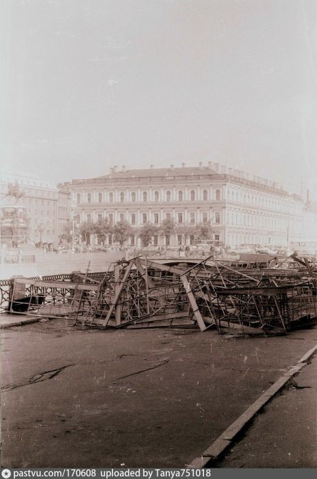 В августе 91-го Питер тоже активно митинговал. Революционное прошлое города научило людей строить баррикады. Эти – у здания Ленсовета. 