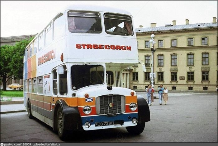 Туристический автобус Bristol Lodekka на Исаакиевской площади. Выпускать их прекратили ещё в 1968 году. 