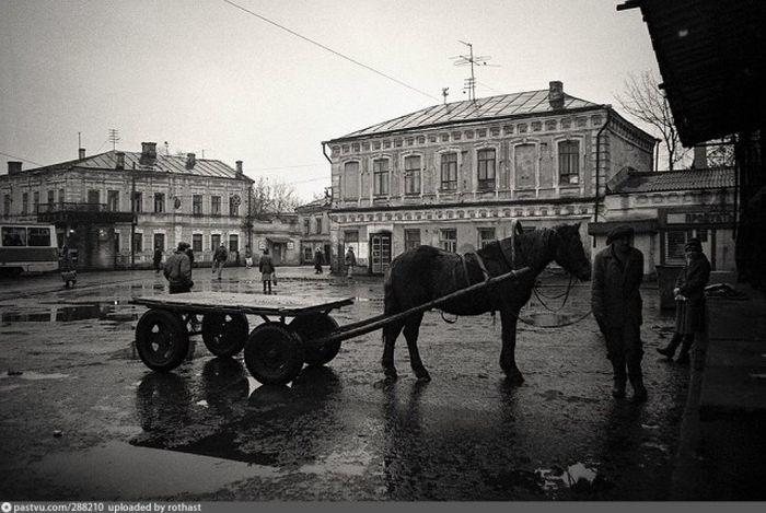 Торговцы на колхозном рынке в Казани всё ещё использовали гужевой транспорт. 