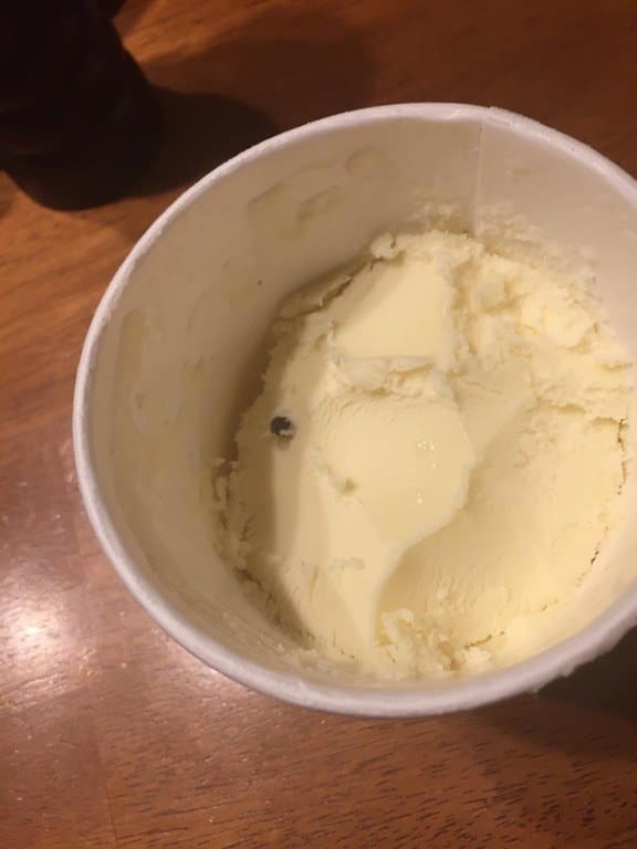 Такая одинокая шоколадная крошка в стаканчике мороженого...