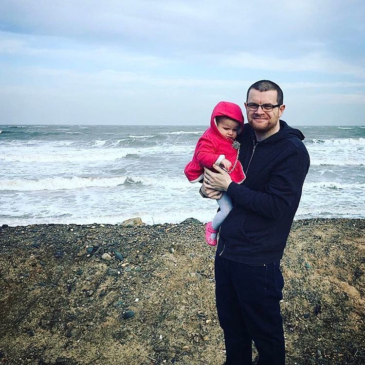 Отец года из Ирландии фотошопит свою дочь в опасные ситуации