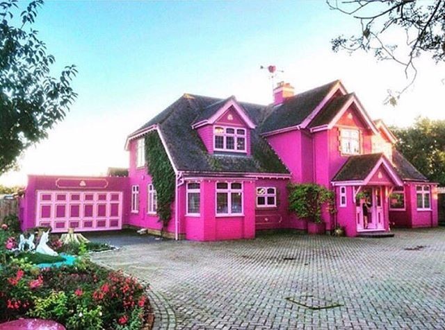 Если вам действительно нравится розовый цвет — этот дом для вас