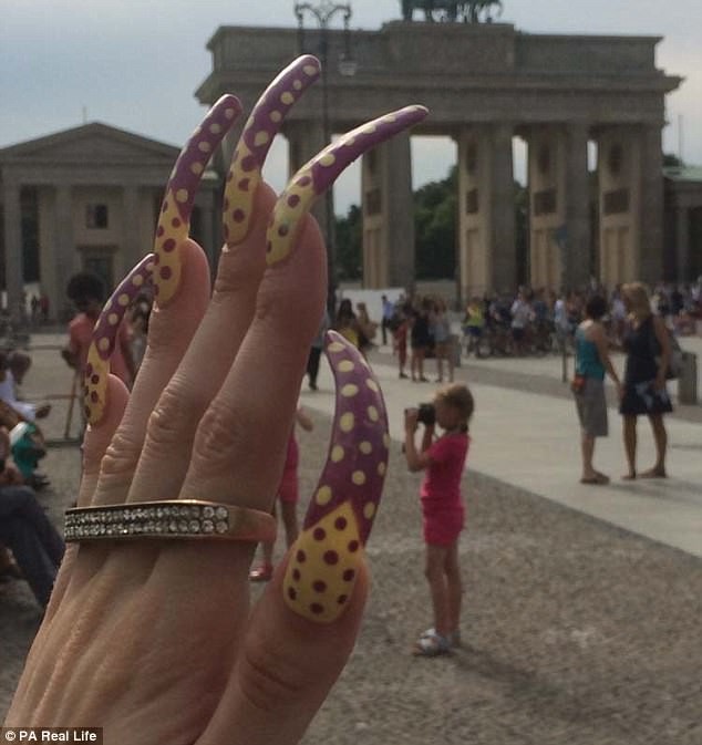 Немецкая школьница 3 года не стригла ногти и очень гордится результатом