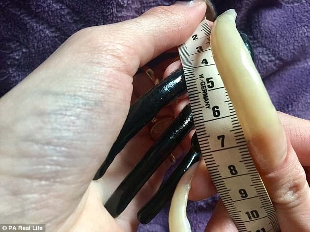 Немецкая школьница 3 года не стригла ногти и очень гордится результатом