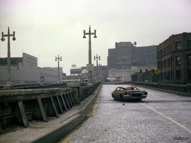 Заброшенный Вест-Сайд хайвей с остовом сгоревшего Камаро. 1975 год.
