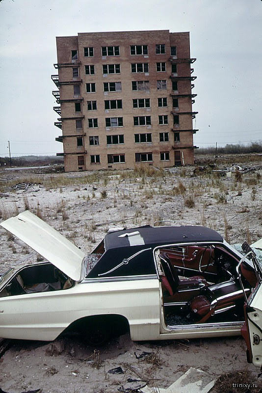 Останки Форд Тандербёрд на фоне заброшенного здания. Бризи-Поинт, Куинс, 1973 год.