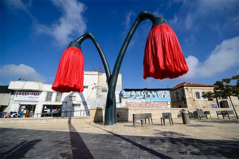 Интерактивные фонари - маки на Vallero Square в Израиле