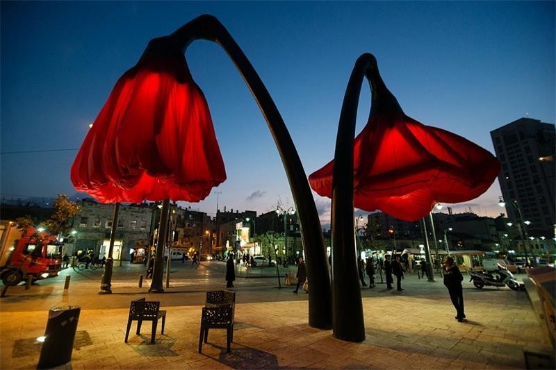 Интерактивные фонари - маки на Vallero Square в Израиле