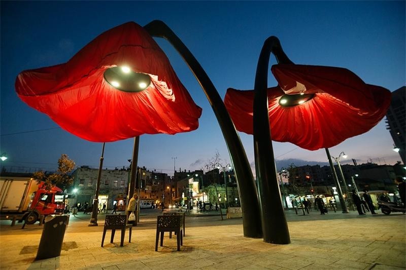 Интерактивные фонари - маки на Vallero Square в Израиле