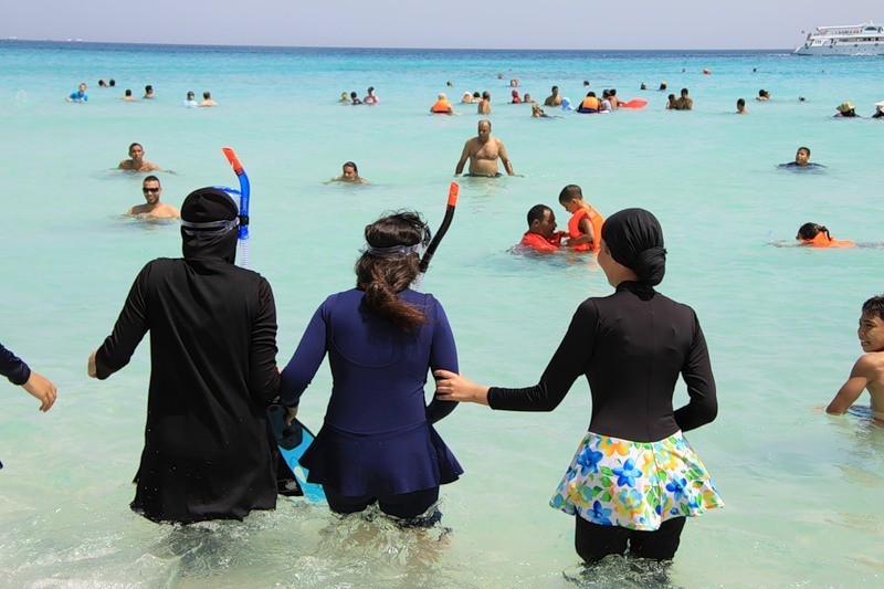 «Закрытый» пляжный сезон: почему запрещено плавать в религиозных купальниках?