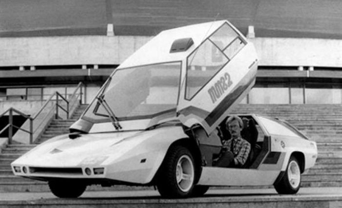 Александр Кулыгин в созданном им автомобиле «Панголина», 1982 год, Москва 