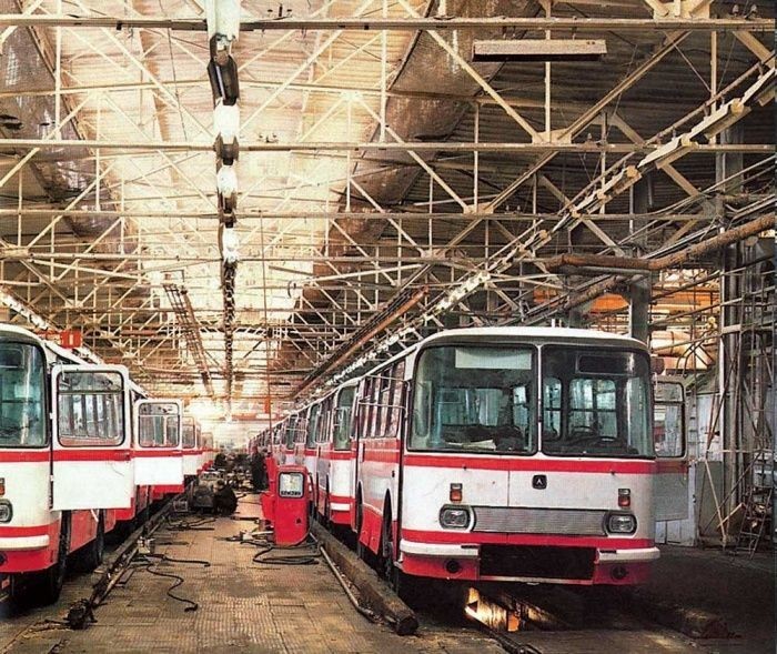 В цехе завода ЛАЗ, 1970–е годы, СССР 