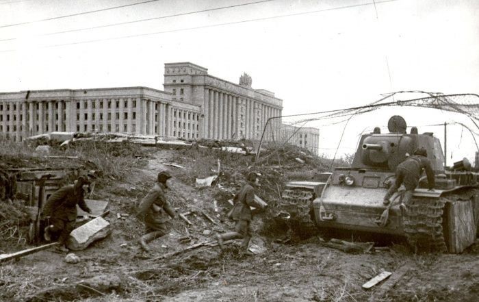 Экипаж бежит к своему КВ–1 на Московском проспекте, 1942 год, Ленинград 