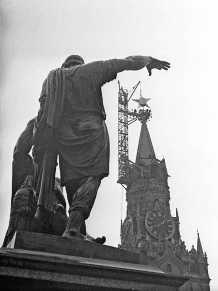 Установка звезды на шпиль Спасской башни Московского кремля, 1935 год, Москва 
