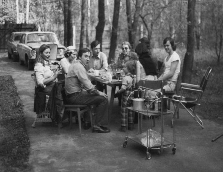  В. Высоцкий и М. Влади на даче у фотографа Плотникова в Переделкино. Автор В. Плотников, 1975.