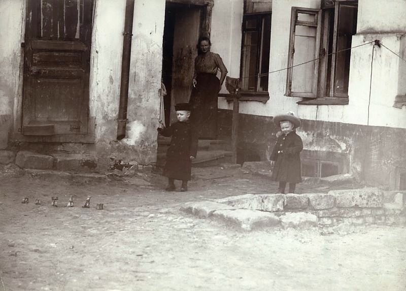 Фото кон. 1890-х - нач. 1900-х гг. П. Левинского. Дети играют в бабки.