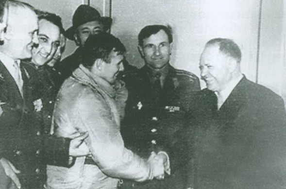 Генерал Бровко, полковник Кургузов, Гагарин, полковник Деревянкин и первый секретарь Саратовского обкома КПСС А.Шибаев.
