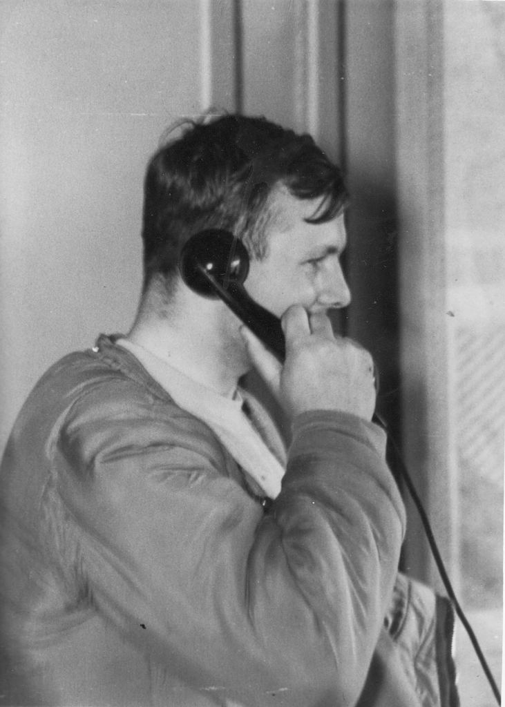 Юрий Гагарин по телефону докладывает Никите Сергеевичу Хрущеву о совершенном полете.