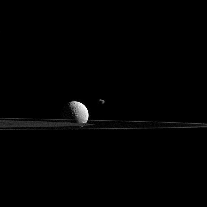 9. Планета Сатурн представляет собой сплюснутый шар. 