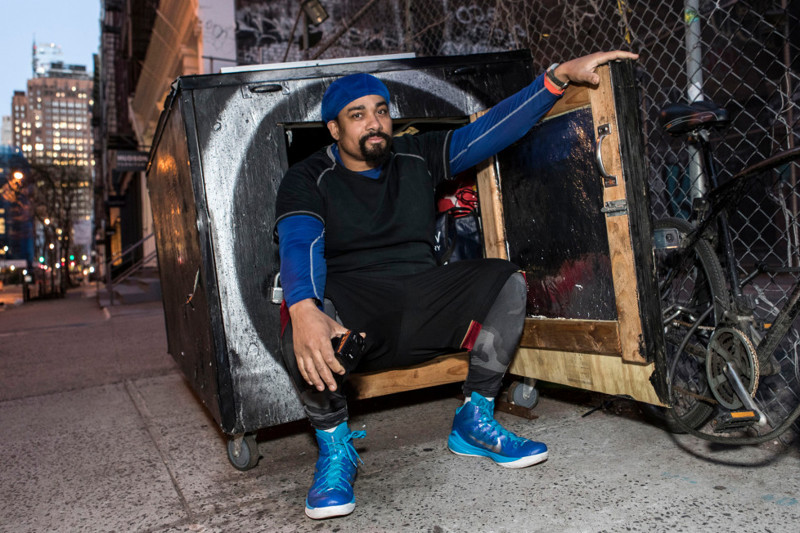 Этот бездомный житель Нью-Йорка живёт в «мусорном контейнере» с солнечными батареями
