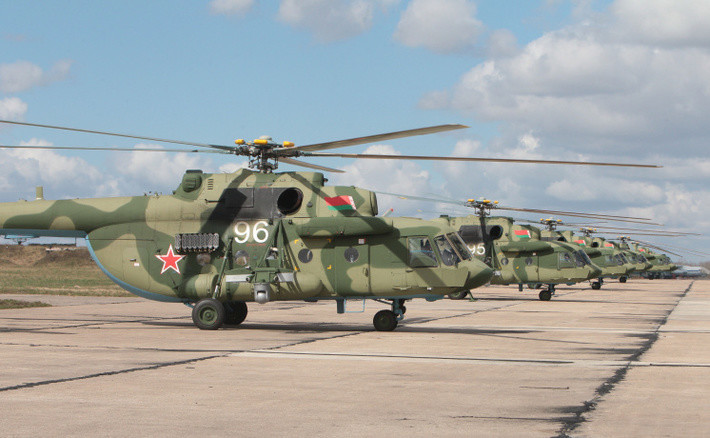 Шесть вертолетов Ми-8МТВ-5 доставлены на белорусскую авиабазу в Мачулищах