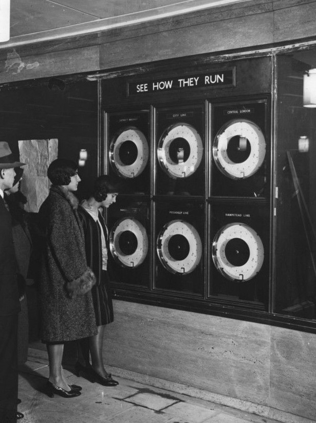 Счетчики показывающие время движения поездов на станции Пикадилли Лондонского метрополитена, 1928 год, Лондон.