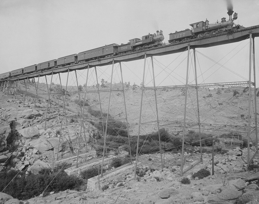 Паровозы Union Pacific Railway на мосту через реку Дейл–Крик, 1885 год, Вайоминг, США