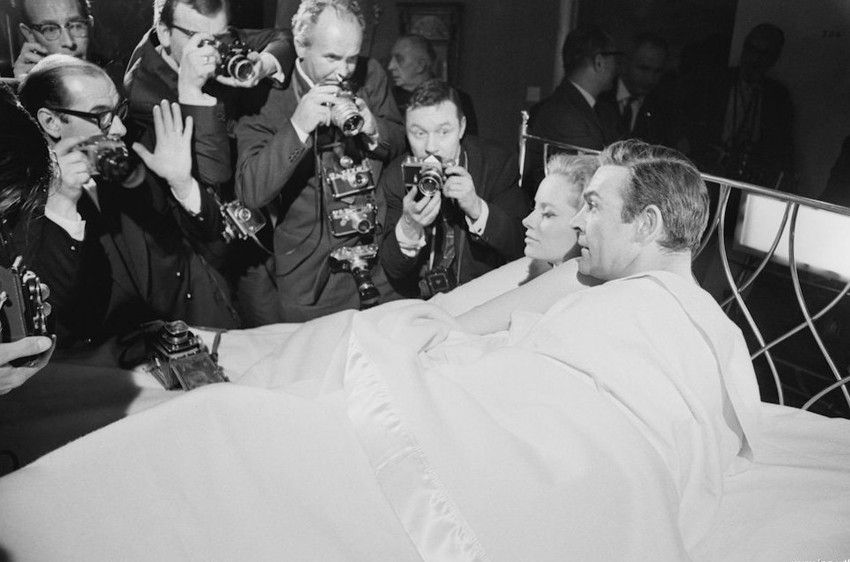 Фотосъемка постельной сцены фильма «Шаровая молния» для рекламы и анонсов. В роли Джеймса Бонда в четвертый раз Шон Коннери, 1965 год.