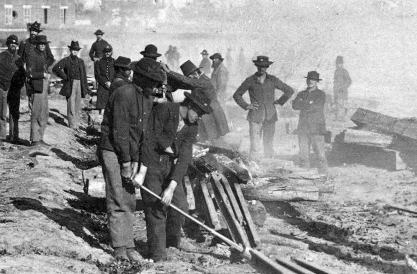 Люди генерала Шермана ломают железную дорогу перед отступлением, Атланта, Штат Джорджия, США, 1864 год.