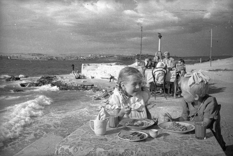 Обед в детском саду на берегу моря. Севастополь, 1944 год.