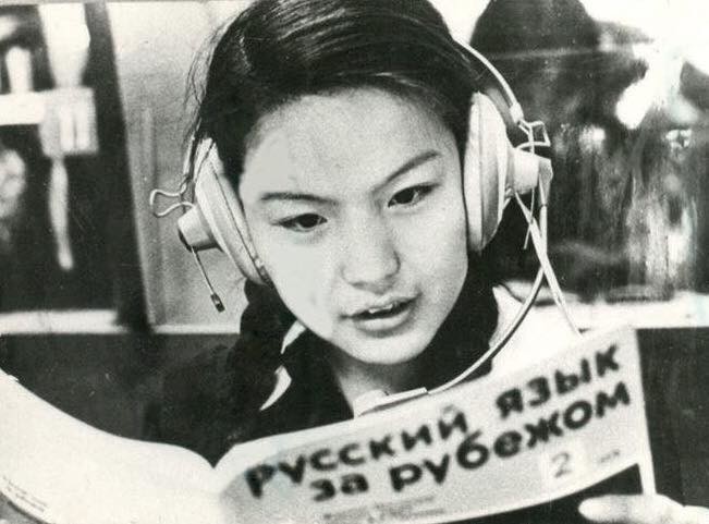 Ученица монголо-советской школы №3 на уроке русского языка. Улан-Батор, конец 1980-х годов.