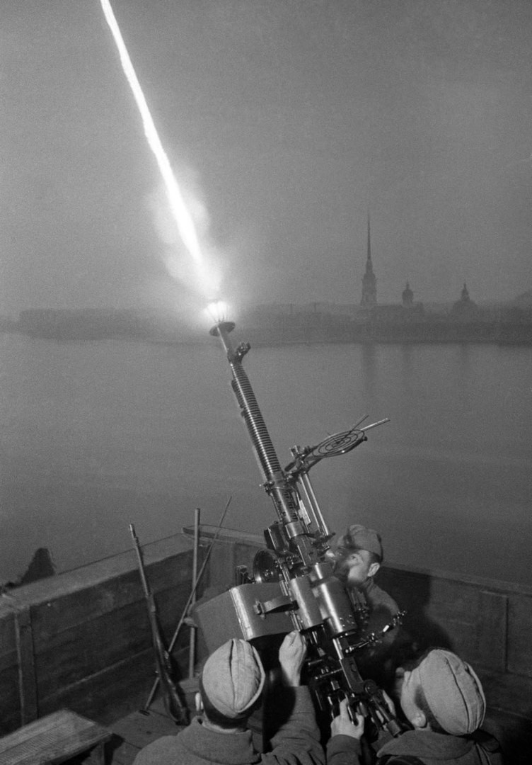Пулемётный расчёт сержанта Фёдора Коноплёва ведёт огонь по самолётам из крупнокалиберного пулемёта, Ленинград, 9 октября 1942 года. 