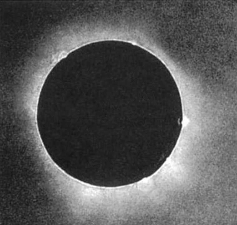 Первая удачная фотография солнечного затмения. Сделана Иоганном Берковским в 1851 году.