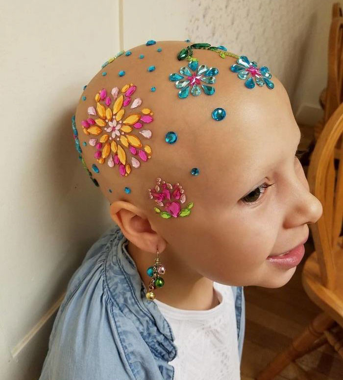 7-летняя девочка удивила многих на празднике, придя на него с красиво украшенной головой
