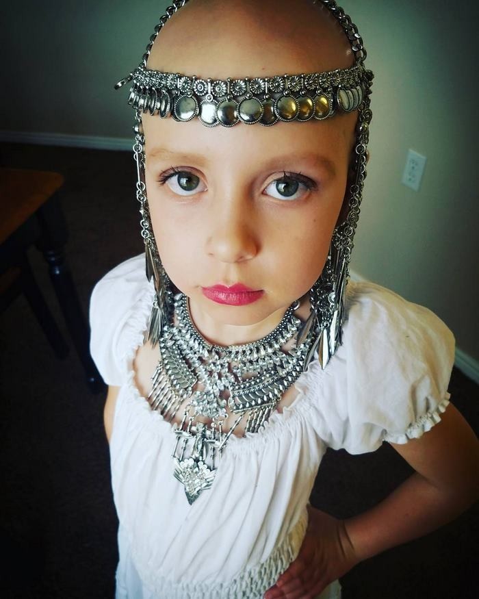 7-летняя девочка удивила многих на празднике, придя на него с красиво украшенной головой