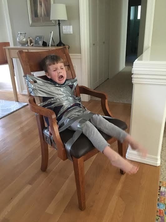 Дети привязали младшего брата к стулу скотчем, потому что он мешал им играть в покемонов
