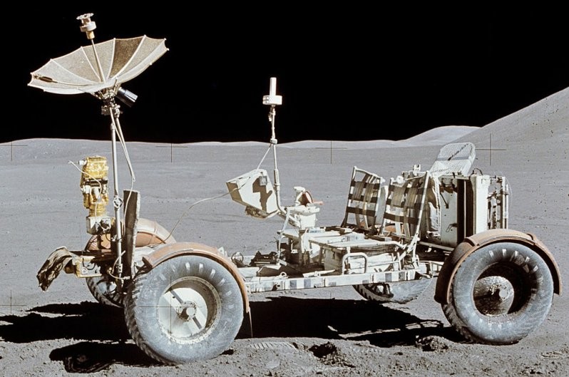 Зачем американцам было тащить на Луну автомобиль