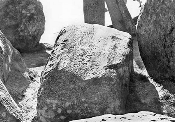 А вот оригинальные камни - и видимо надписи на них послужили истинной причина столь масштабной "реставрации"