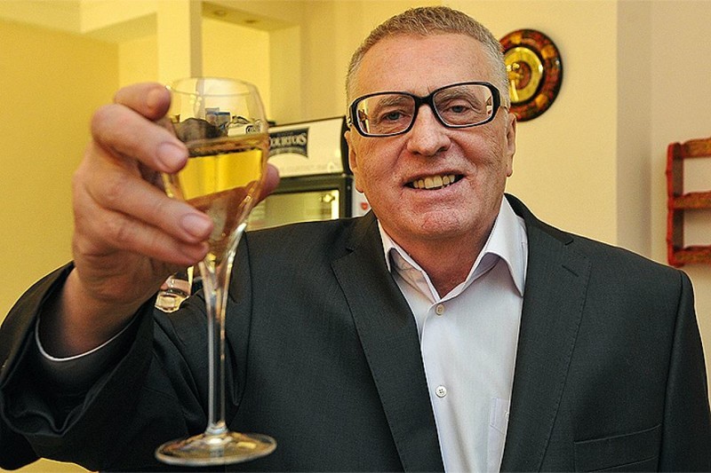 Жириновский обещает выпить шампанское за импичмент Трампа