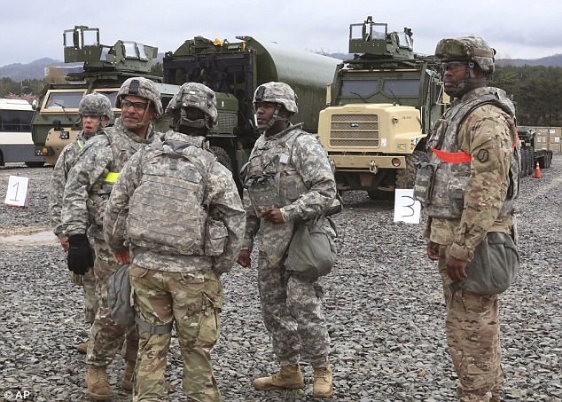 Американские солдаты на военной базе в Пхохане, Южная Корея 