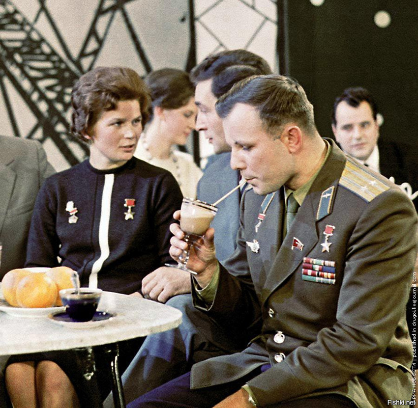 Гагарин, Терешкова и Штирлиц празднуют день космонавтики