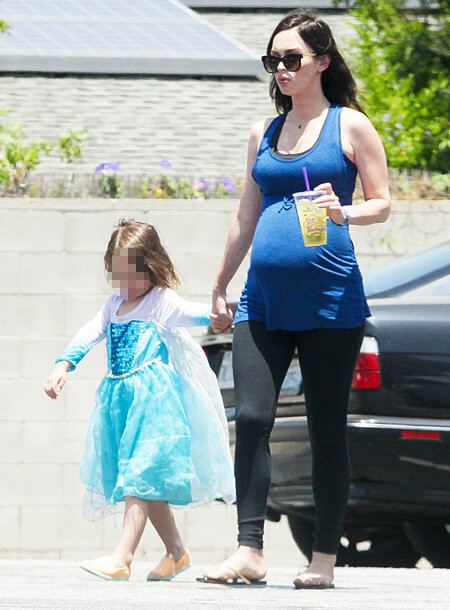 Меган Фокс в очередной раз одела 4-летнего сына Ноа в платье для принцессы.