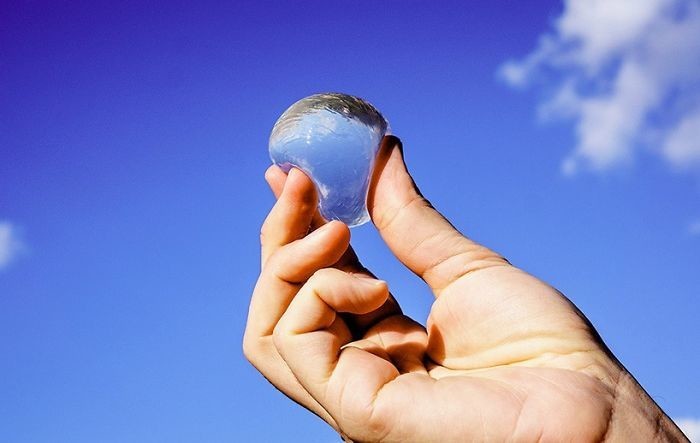 Ученые создали съедобные шарики, которым под силу избавить нас от необходимости использовать пластиковую тару