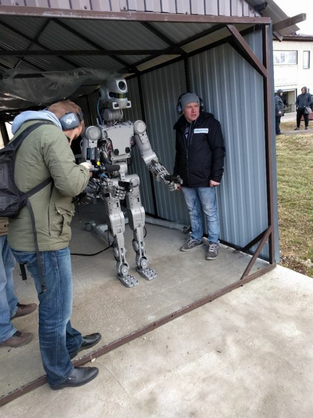 Российский космический робот «Фёдор» научился стрелять с двух рук