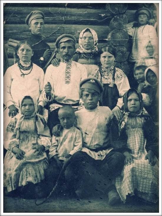 Крестьянская семья. Село Березичи Козельского района, фото 20-х гг. XX