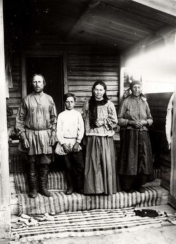 Крестьянская семья из деревни Ловатской Канского уезда, 1905 год
